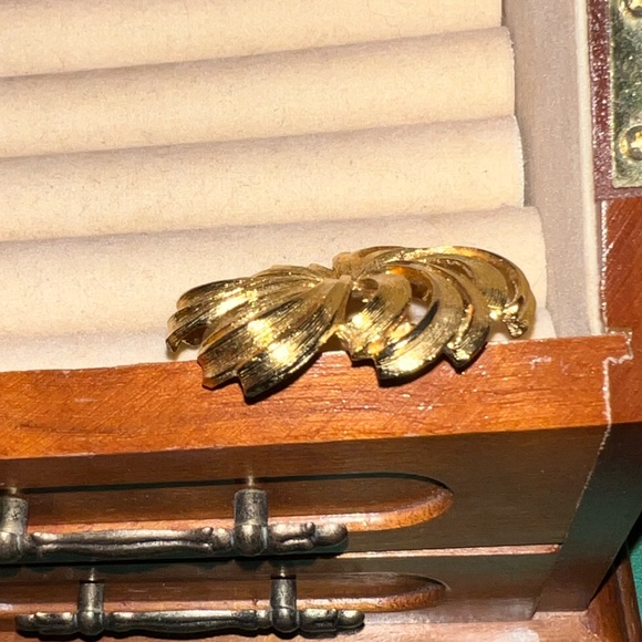 Vintage Gold Tone Swirled Pinwheel Brooch - Picture 6 of 7